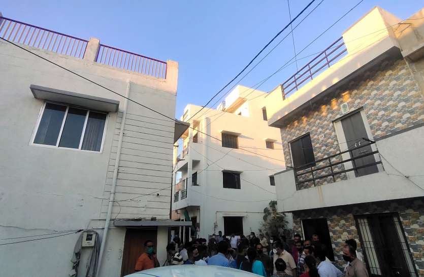 वडोदरा में सामूहिक आत्महत्या का प्रयास, तीन की मौत वडोदरा में सामूहिक आत्महत्या का प्रयास, तीन की मौत