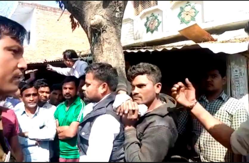 होटल संचालक ने दो युवकों को पेड़ से बांधकर दी यह सजा,पुलिस ने दिया यह बयान होटल संचालक ने दो युवकों को पेड़ से बांधकर दी यह सजा,पुलिस ने दिया यह बयान