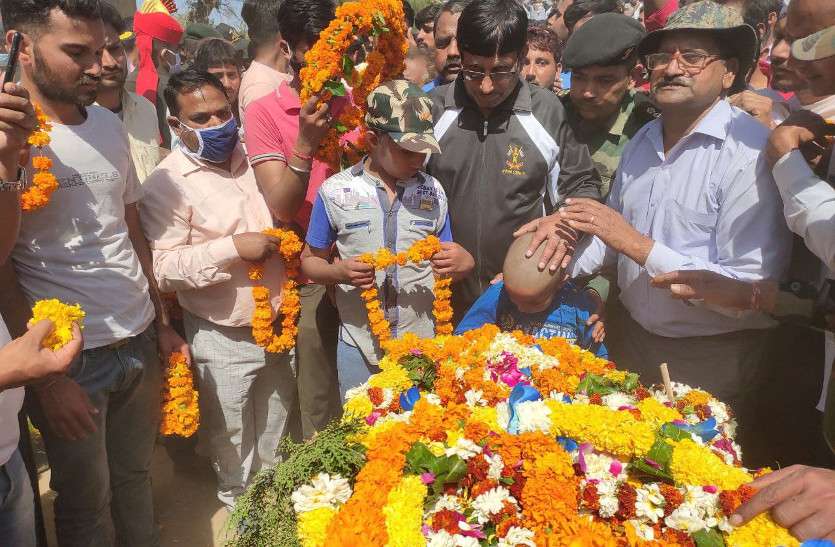 martyr jawan vikram singh naruka in Jhunjhunu नम आंखों से दी शहीद को अंतिम विदाई, गुंजायमान रहे शहीद अमर रहे के जयकारे