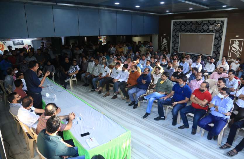 SURAT KAPDA MANDI: लेंगे 5 प्रतिशत डिस्काउंट, नहीं देंगे ट्रांसपोर्ट चार्ज SURAT KAPDA MANDI: लेंगे 5 प्रतिशत डिस्काउंट, नहीं देंगे ट्रांसपोर्ट चार्ज