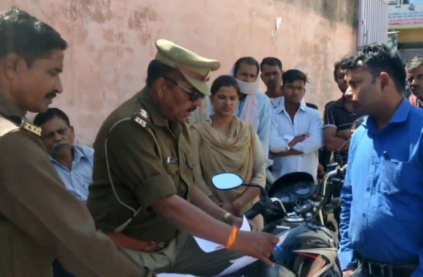 Mahoba Police पति ने पत्नी को चलती ट्रेन से दिया धक्का, हुई मौत