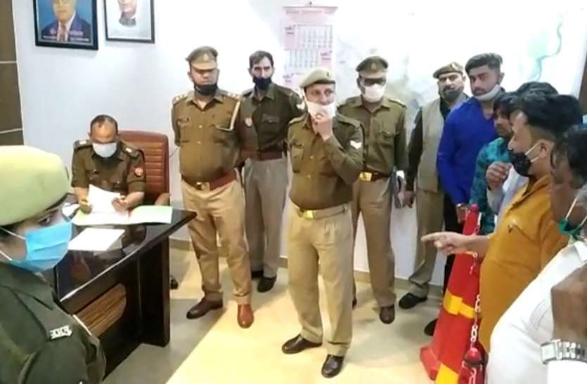 meerut2.jpg दरोगा बोला- ऐसे भाजपा नेता बहुत देखें हैं और काट दिया चालान, जानें फिर क्या हुआ