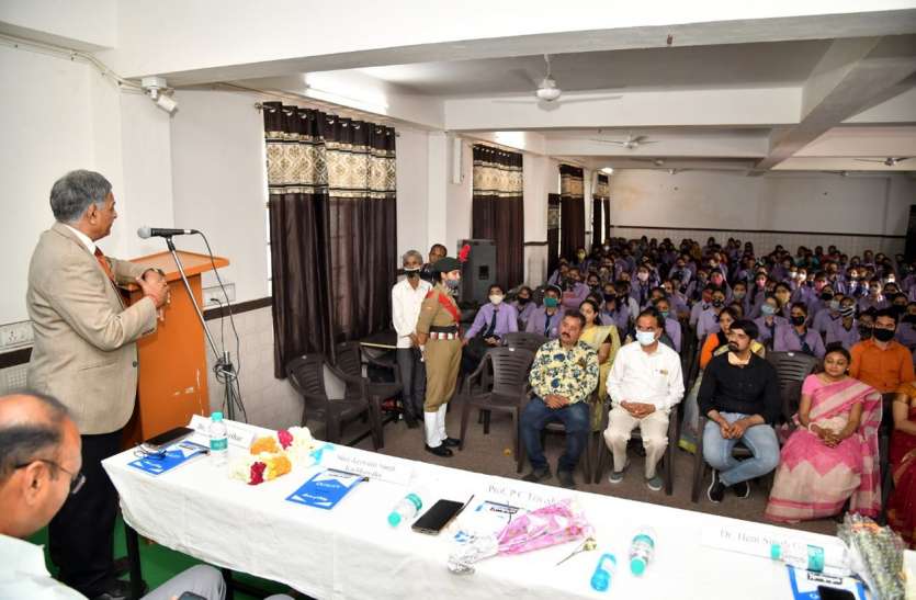 वन्य जीव विशेषज्ञ कैलाश सांखला पर व्याख्यान वन्य जीव विशेषज्ञ कैलाश सांखला पर व्याख्यान