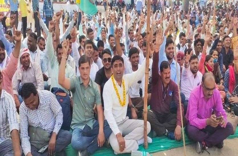 308 पटवार मंडलों के पटवारियों ने किया पेन डाउन, राजस्व संबंधी कार्यों के लिए चक्कर काट रही जनता 308 पटवार मंडलों के पटवारियों ने किया पेन डाउन, राजस्व संबंधी कार्यों के लिए चक्कर काट रही जनता