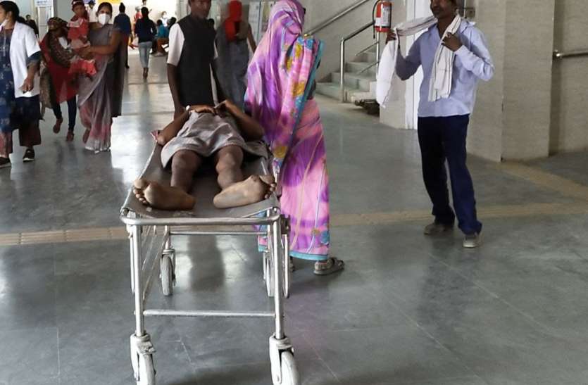 Attempts to refer to Singrauli district hospital स्वास्थ्य केंद्रों में पैरामेडिकल स्टॉफ के भरोसे इलाज, जानिए क्या है वजह