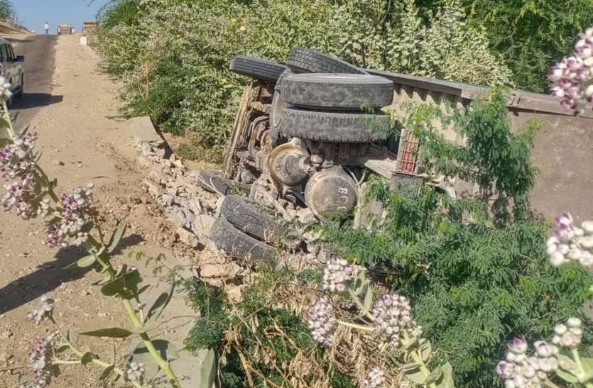 अनियंत्रित होकर डम्पर पलटा, बड़ा हादसा टला अनियंत्रित होकर डम्पर पलटा, बड़ा हादसा टला