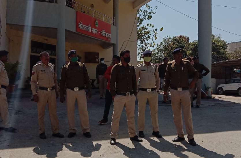 आरक्षक की पिटाई मामला: आरोपी के पक्ष में बड़ी संख्या में थाने पहुंचे लोग, बनी तनाव की स्थिति आरक्षक की पिटाई मामला: आरोपी के पक्ष में बड़ी संख्या में थाने पहुंचे लोग, बनी तनाव की स्थिति
