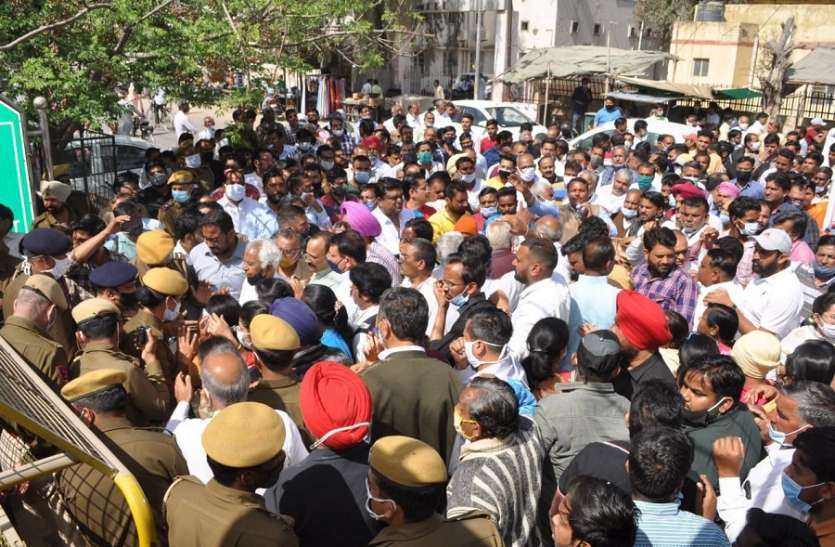 व्यापारी पर हमले के विरोध में व्यापारियों ने निकाला रोष मार्च, एसपी को दिया ज्ञापन व्यापारी पर हमले के विरोध में व्यापारियों ने निकाला रोष मार्च, एसपी को दिया ज्ञापन
