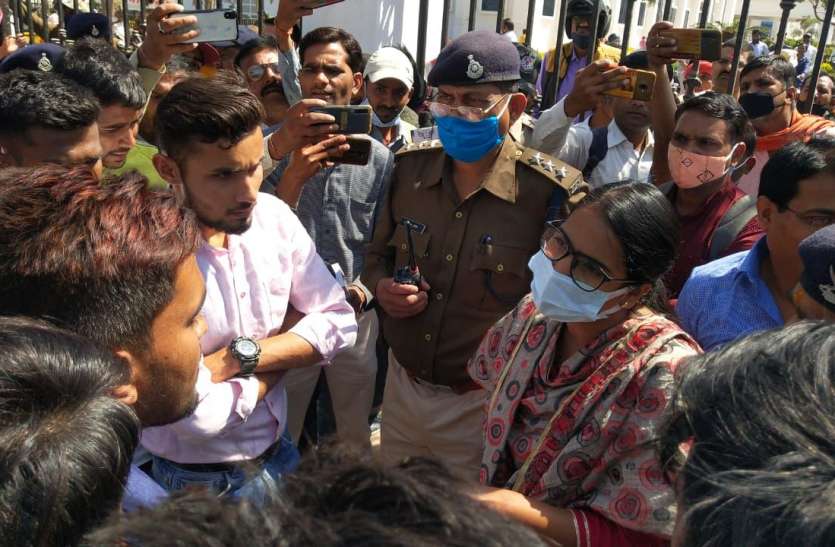 Army recruitment canceled in Jabalpur, Candidates encircle collectives in Rewa जबलपुर में सेना की भर्ती रद्द, रीवा में अभ्यर्थियों ने कलेक्ट्रेट घेरा