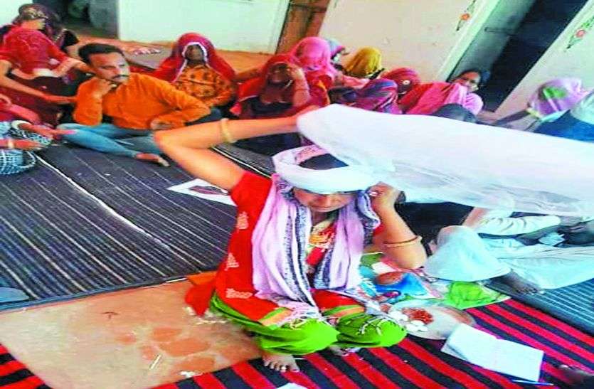 चार बेटियों ने किया पिता का अंतिम संस्कार, बड़ी बेटी के सिर बंधी पगड़ी चार बेटियों ने किया पिता का अंतिम संस्कार, बड़ी बेटी के सिर बंधी पगड़ी