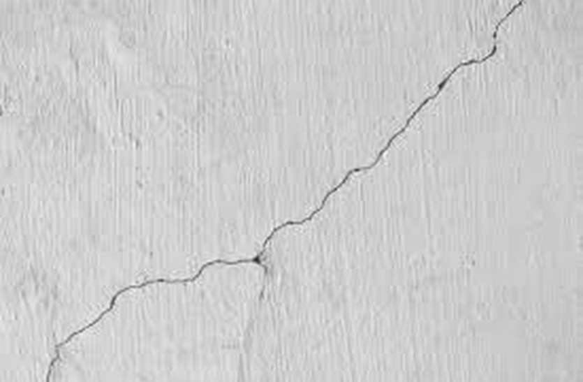 School wall crack विद्यालय की दीवार में आई दरार
