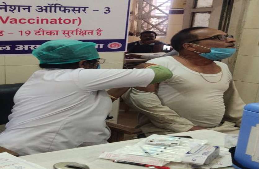 Two hundred senior citizens get vaccinated दो सौ सीनियर सिटीजन ने लगवाया टीका, दिखाई जागरूकता
