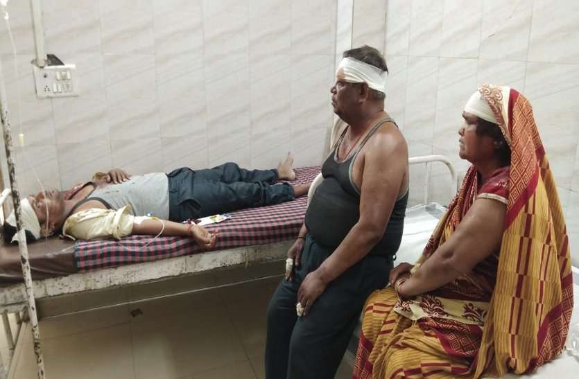 Due to rivalry, father-son and mother were beaten up रंजिश के चलते पिता-पुत्र व मां के साथ की मारपीट