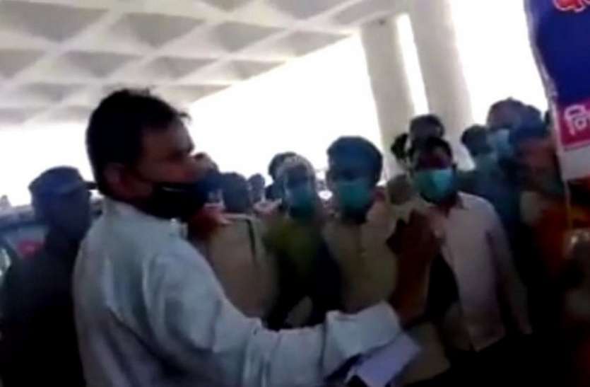 ग्रामीणों के साथ कलेक्ट्रेट पहुंचे सरपंच को एडीएम ने धमकाया, वीडियो वायरल ग्रामीणों के साथ कलेक्ट्रेट पहुंचे सरपंच को एडीएम ने धमकाया, वीडियो वायरल