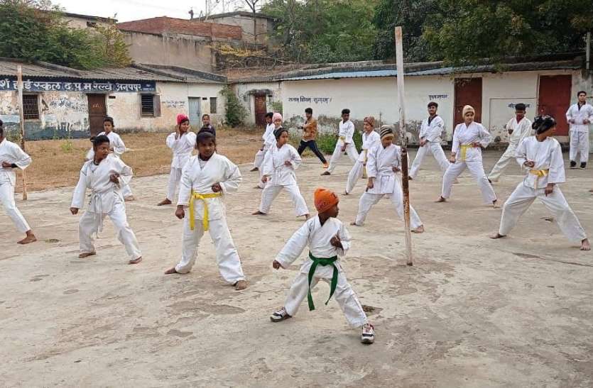 First learned himself in self defense, now trained to do others आत्म रक्षा में पहले खुद सीखा, अब दूसरों का कर रही प्रशिक्षित