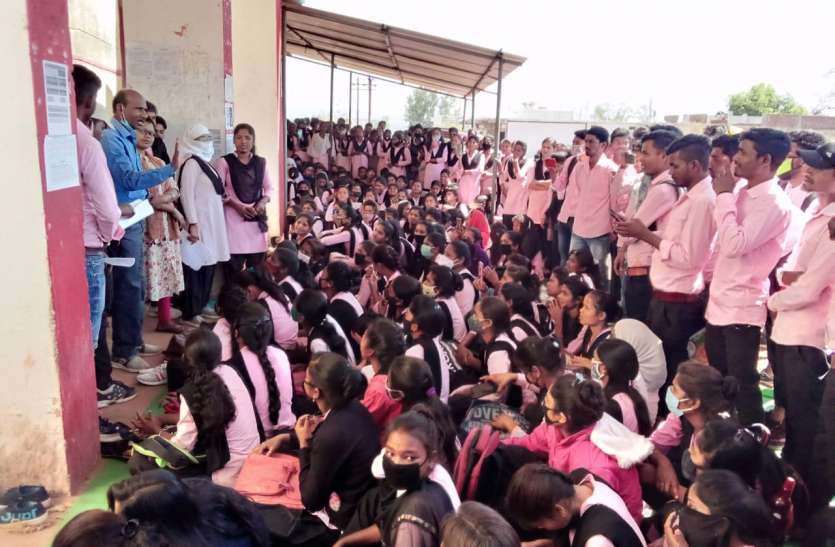 Students protest demonstration demanding housing allowance, boycott cl आवास भत्ता की मांग लेकर विद्यार्थियों ने दिया धरना प्रदर्शन, दिनभर कक्षाओं का किया बहिष्कार