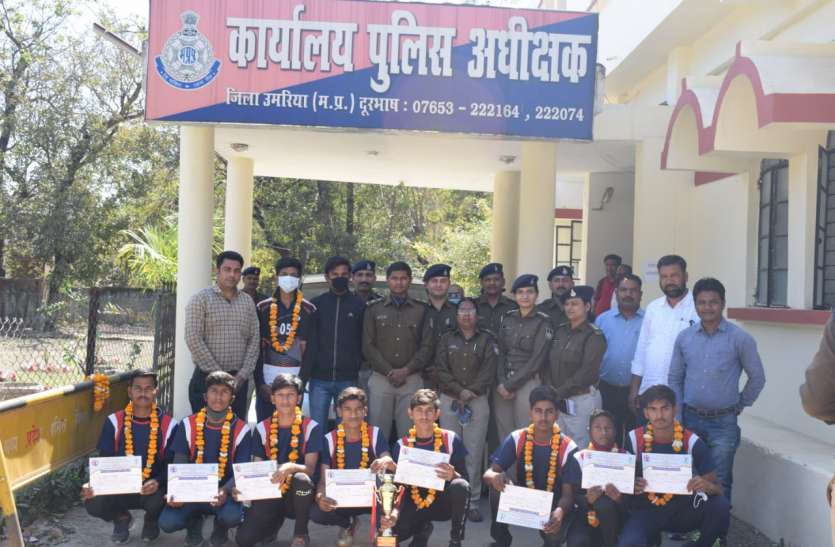 Handball winners were honored हैण्डबॉल के विजेता खिलाडिय़ों का किया गया सम्मान