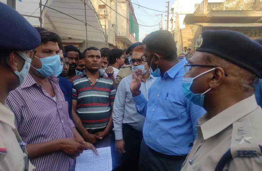 कलेक्टर ने ठेले वालों से कहा, आप बताएं कहां ठीक रहेगा स्थान कलेक्टर ने ठेले वालों से कहा, आप बताएं कहां ठीक रहेगा स्थान
