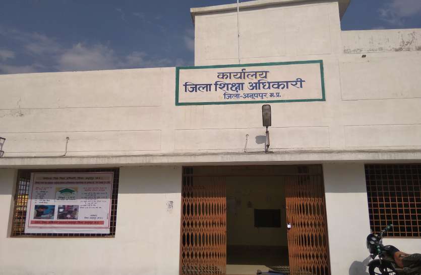 Scholarship updation of 52 thousand children stuck, Assistant Commissi 5२ हजार बच्चों की छात्रवृत्ति अपडेशन अटका, सहायक आयुक्त आदिवासी विभाग ने 9 प्राचार्य को थमाया नोटिस