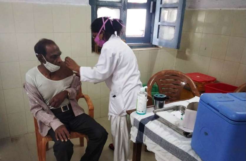 0501nsp11.jpg जिले में 1615 नागरिकों को लगाया कोविड 19 का टीका