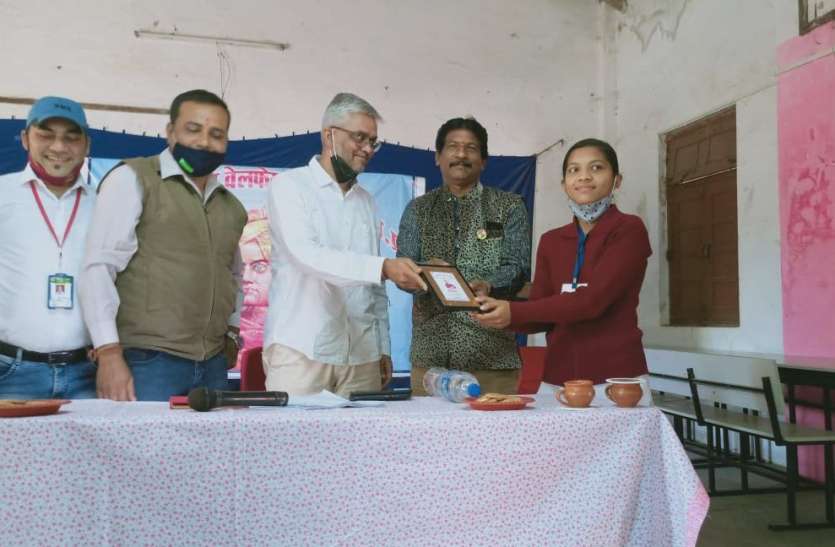0501nsp7.jpg छात्रों को विचार मत दो उन्हें विचारवान बनाओ - विनायक परिहार