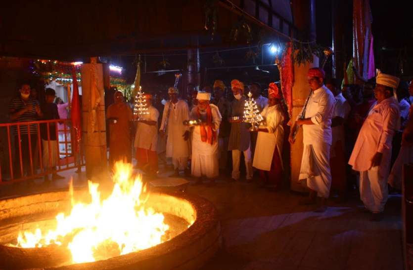 dadaji news khandwa श्री दादाजी महाराज की बरसी पर हुई महाआरती, 10 हजार श्रद्धालुओं ने किए दर्शन