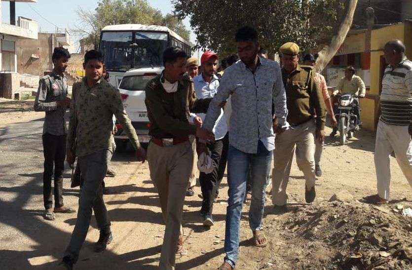 Attempting to free the captive dacoit by pouring chili powder on the police in a roadways bus रोडवेज बस में पुलिस पर मिर्च पाउडर डालकर बंदी डकैत को छुड़ाने का प्रयास