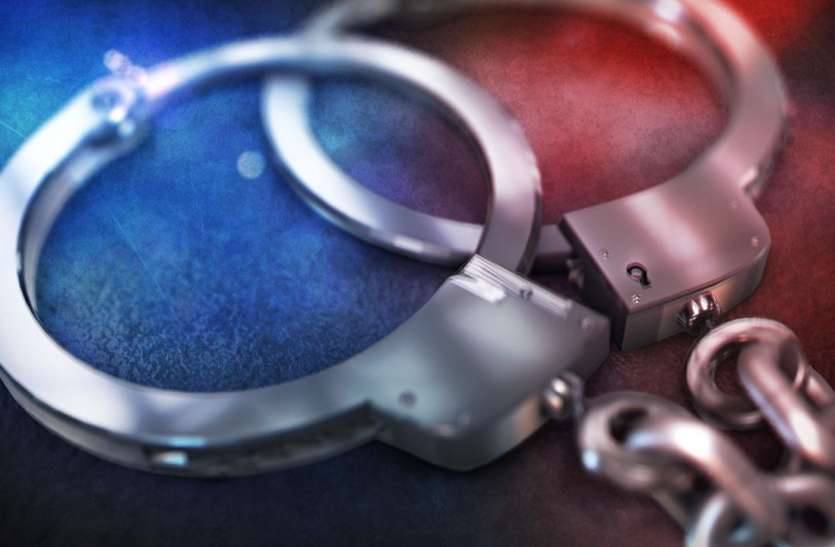 पुलिस की तत्परता से हथियारों के साथ दो आरोपी गिरफ्तार पुलिस की तत्परता से हथियारों के साथ दो आरोपी गिरफ्तार