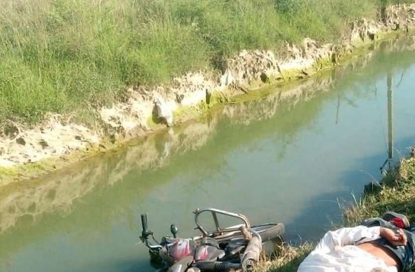 नहर किनारे पड़ी मिली युवक की लाश, फैली सनसनी नहर किनारे पड़ी मिली युवक की लाश, फैली सनसनी