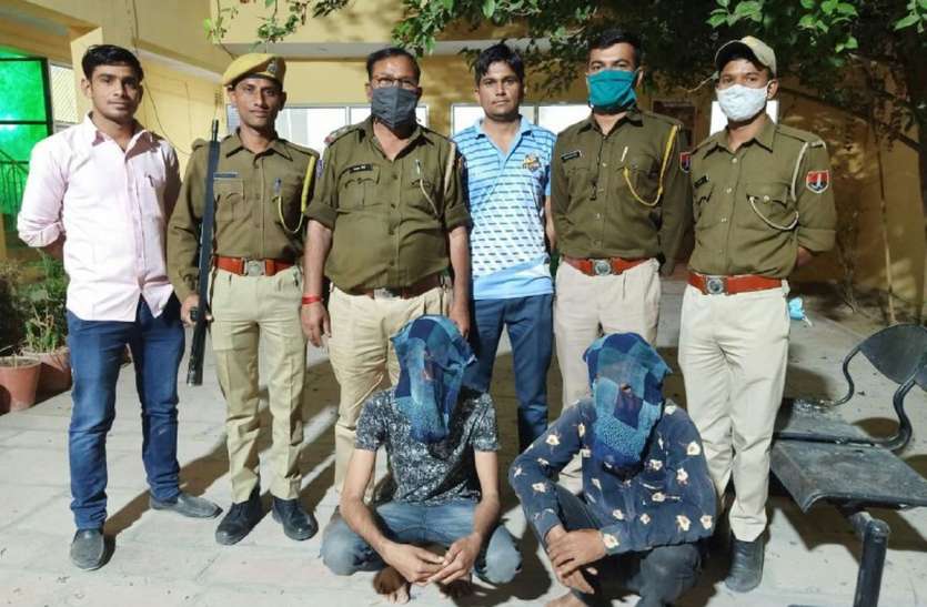 महिला के गले से कंठी लूट के दो आरोपी गिरफ्तार महिला के गले से कंठी लूट के दो आरोपी गिरफ्तार