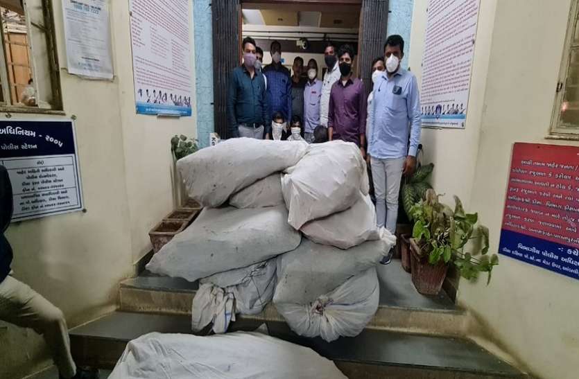 Ahmadabad News : 40 लाख कीमत का 407 किलो गांजा बरामद Ahmadabad News : 40 लाख कीमत का 407 किलो गांजा बरामद