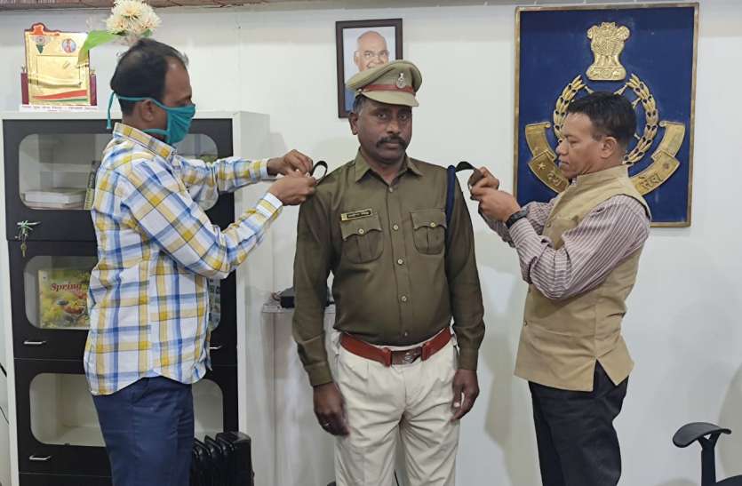 SP puts star, blossoms on staff's shoulders after designation promotion एसपी ने पदनाम प्रमोशन के बाद स्टाफ के कंधों पर लगाया स्टार, खिले चेहरे