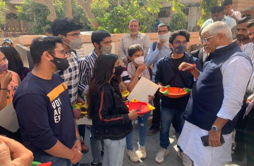 मंत्री शेखावत ने स्ट्रीट एनिमल एवं पक्षियों की सेवा कर रहे स्टूडेंट्स का उत्साह बढ़ाया मंत्री शेखावत ने स्ट्रीट एनिमल एवं पक्षियों की सेवा कर रहे स्टूडेंट्स का उत्साह बढ़ाया