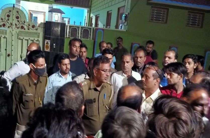 छीना-झपटी में गिरे थैले पर व्यवसायी नहीं लेटता तो दस लाख के जेवरात-नकदी ले भागते बाइक सवार बदमाश छीना-झपटी में गिरे थैले पर व्यवसायी नहीं लेटता तो दस लाख के जेवरात-नकदी ले भागते बाइक सवार बदमाश