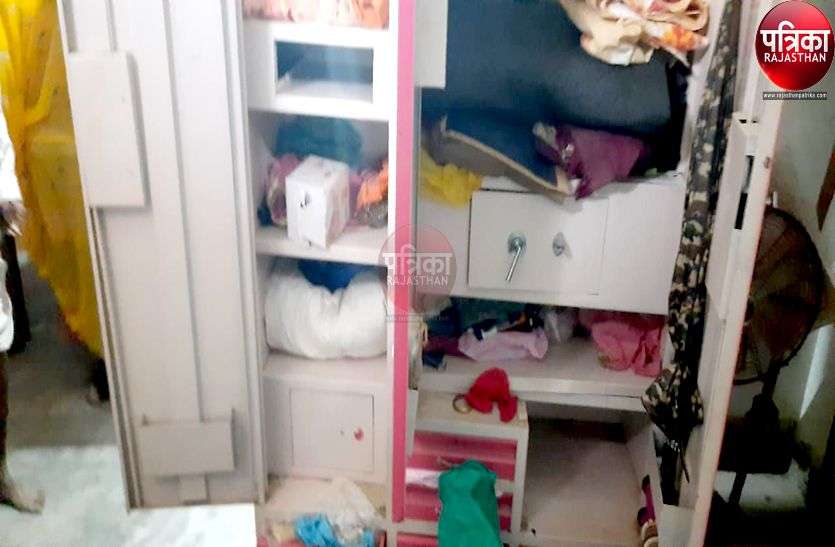 यहां चोर मकान का ताला तोड़कर ले गए गहने व नकदी यहां चोर मकान का ताला तोड़कर ले गए गहने व नकदी