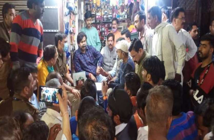 meerut.jpg फिल्मी स्टाइल में बीच बाजार ताबड़तोड़ फायरिंग से भगदड़, एक छात्रा के पेट में लगी गोली