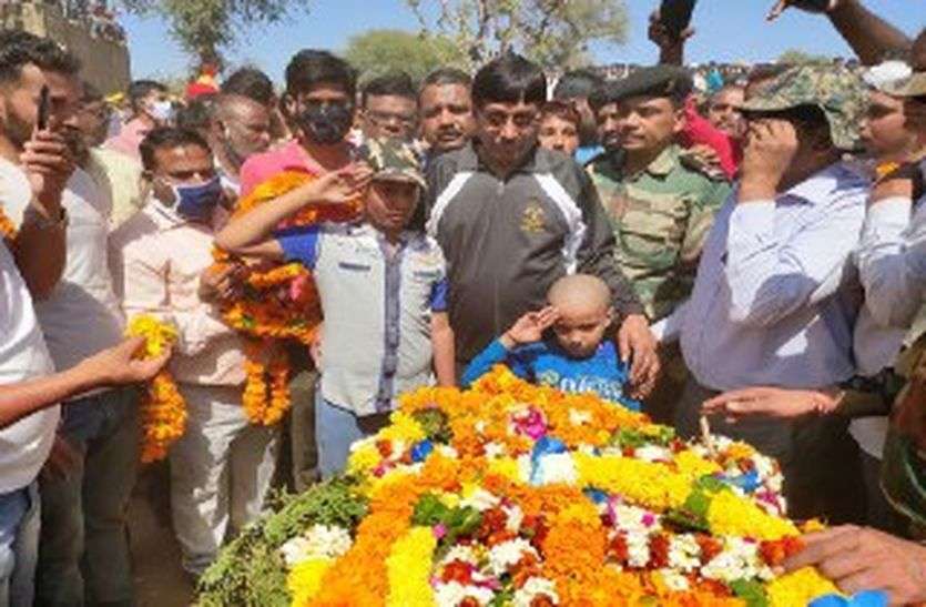 martyr-vikram-singh-s-funeral शहीद जवान के छोटे बेटे ने पूछा पापा को क्या हो गया मम्मी! पार्थिव देह को दोनों बेटों ने सेल्यूट किया तो छलक पड़ी हर शख्स की आंखें