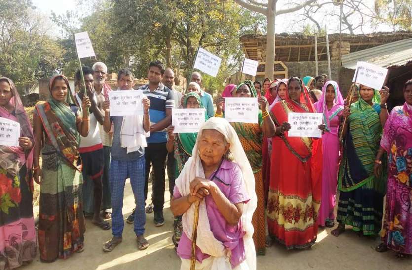 सीट आरक्षण के खिलाफ प्रदर्शन करते ग्रामीण यूपी के इस गांव में गूंजा प्रधान सीट सुरक्षित नहीं तो वोट नहीं का नारा