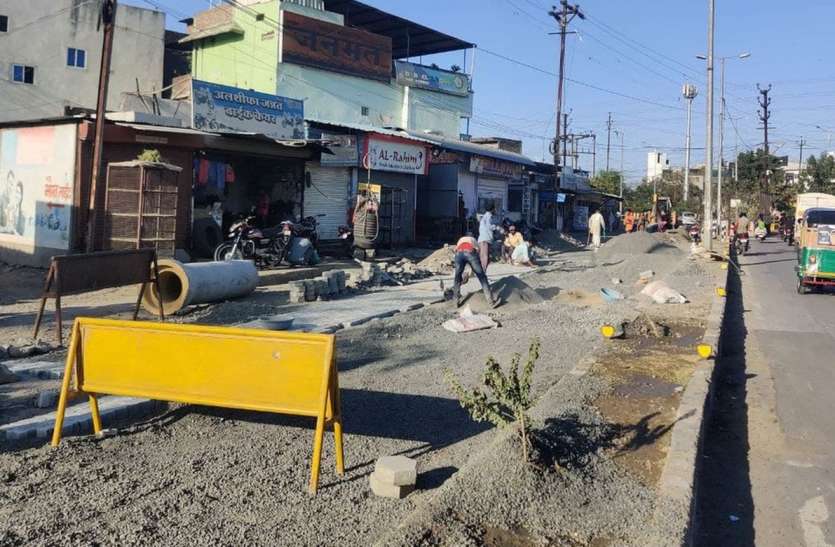 दो माह से बंद है सडक़ दो माह से बंद है सडक़