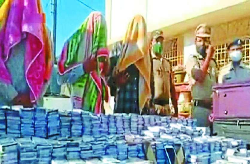 रायपुर में किराए के कमरे में छापे 8 करोड़ के जाली नोट जब्त, रातभर 30 कर्मचारी नोट की गिनती करते रहे रायपुर में किराए के कमरे में छापे 8 करोड़ के जाली नोट जब्त, रातभर 30 कर्मचारी नोट की गिनती करते रहे