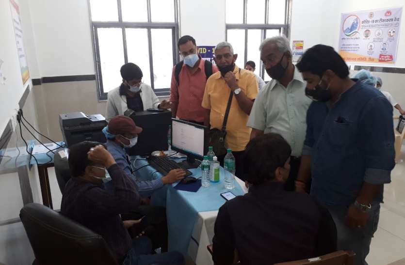 Increased elderly crowd for Corona vaccine at centers केन्द्रों पर कोरोना वैक्सीन के लिए बढ़ी बुजुर्गों की भीड़, 1573 ने ली पहली डोज, 669 ने लगवाए दूसरा टीका