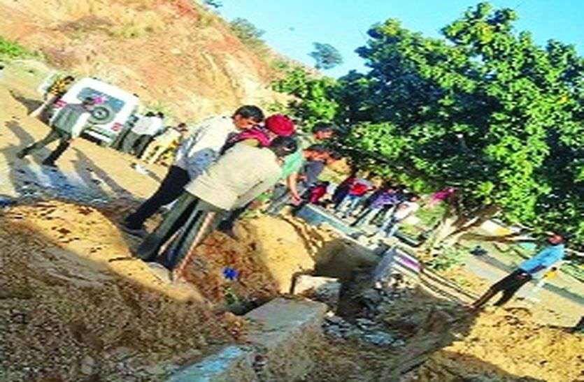 कुश्ती दंगल स्टेडियम की दीवार गिरने पर दो मजदूर दबे कुश्ती दंगल स्टेडियम की दीवार गिरने पर दो मजदूर दबे