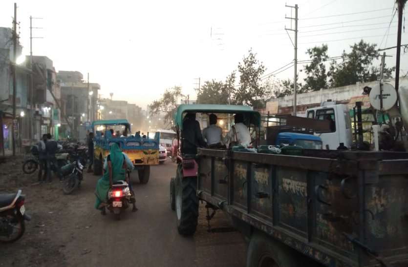 Jam on khurai road खुरई रोड पर दोनों तरफ बन रही नालियां और मंडी में बड़ी आबक से रेलवे गेट बंद होते ही लग जाता है जाम