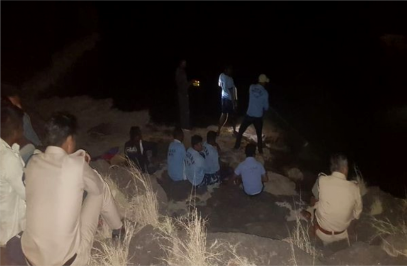 News तिंछा फाल में डूबे 2 छात्र : पिकनिक मनाने गए छात्र गहरे पानी में फिसले, 1 शव मिला, 1 की तलाश जारी