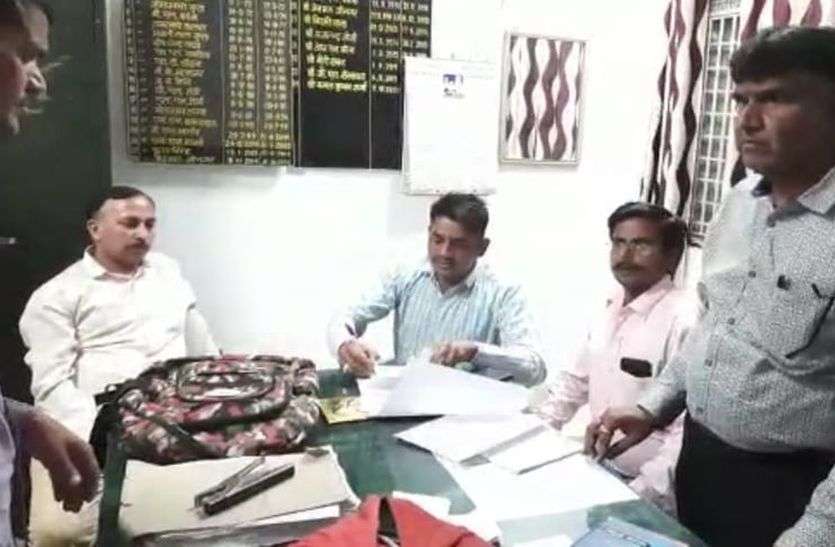 एसीबी की कार्रवाई: डाक अधीक्षक के पास संदिग्धावस्था में मिले साढ़े 72 हजार रुपए एसीबी की कार्रवाई: डाक अधीक्षक के पास संदिग्धावस्था में मिले साढ़े 72 हजार रुपए