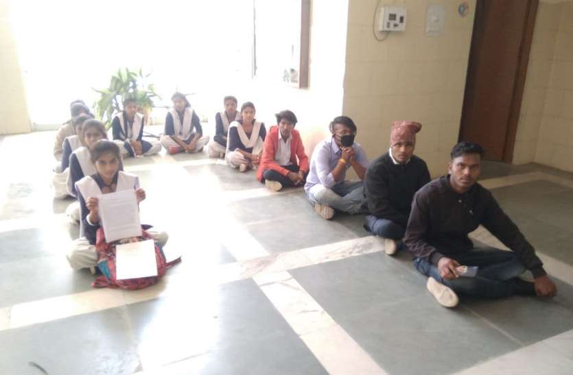 Examination center 15 km away, angry students sit on collectorate vera 15 किमी दूर परीक्षा केन्द्र, नाराज विद्यार्थियों ने कलेक्ट्रेट बरामदे पर बैठकर जताया विरोध