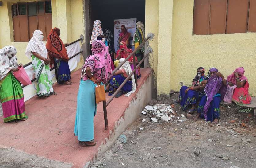 बैकुंठधाम में इतने अधिक लाभार्थी पहुंचे कि वैक्सीन ही हो गई खत्म, फिर मंगवाए 500 डोज बैकुंठधाम में इतने अधिक लाभार्थी पहुंचे कि वैक्सीन ही हो गई खत्म, फिर मंगवाए 500 डोज