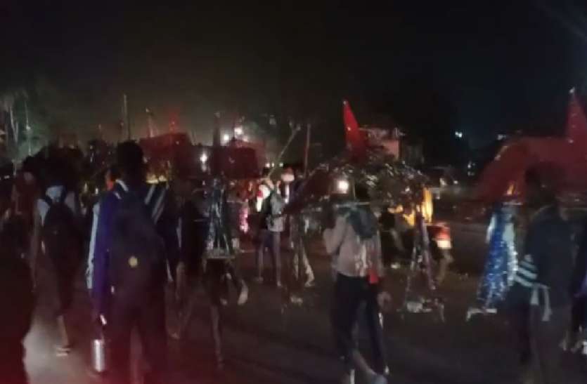 महाशिवरात्रि पर जलाभिषेक करने जा रहे कांवड़िये आपस में भिड़े, तीन साथियों पर चाकू से हमला, एक की मौत महाशिवरात्रि पर जलाभिषेक करने जा रहे कांवड़िये आपस में भिड़े, तीन साथियों पर चाकू से हमला, एक की मौत