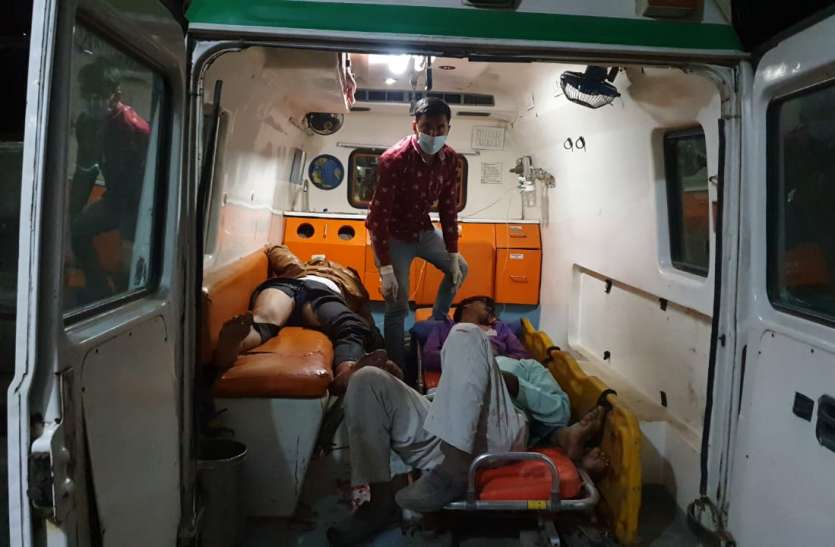 अज्ञात वाहन की टक्कर से घायल होने के बाद तड़पता रहा युवक, रफ्तार से आई कार कुचल गई अज्ञात वाहन की टक्कर से घायल होने के बाद तड़पता रहा युवक, रफ्तार से आई कार कुचल गई