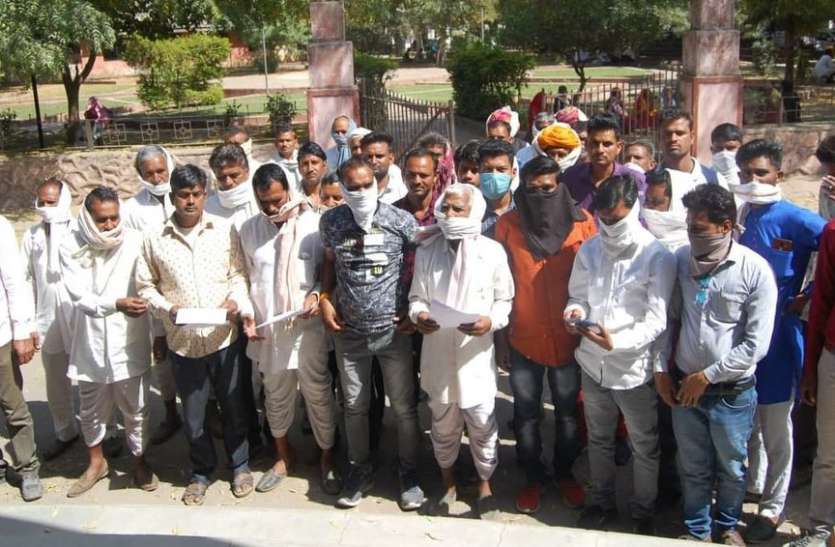 राशन सामग्री दिलाओ, ओलावृष्टि का नहीं मिला मुआवजा राशन सामग्री दिलाओ, ओलावृष्टि का नहीं मिला मुआवजा